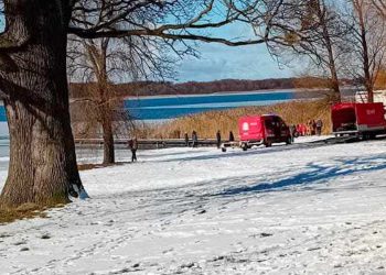 Załamał się pod nią lód i wpadła do wody. Niestety…