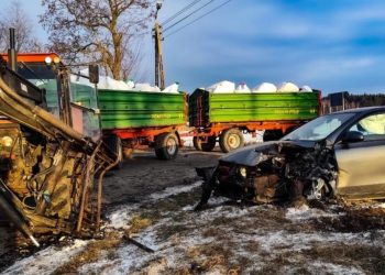 Zderzenie samochodu i ciągnika. Jedna osoba w szpitalu
