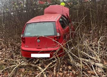 Auto spadło z wiaduktu na K92