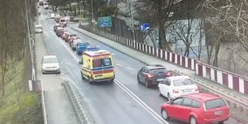 W okolicy: Ruszył za karetką na sygnale. Słono go to kosztowało FILM