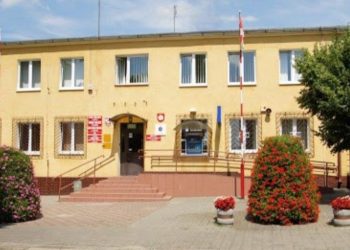 Przyszedł do urzędu z siekierą