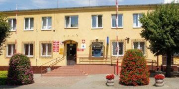 Przyszedł do urzędu z siekierą