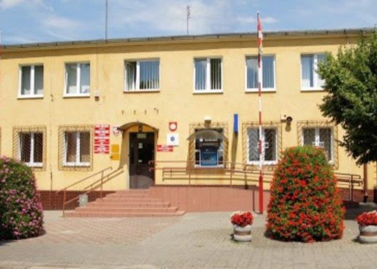 Przyszedł do urzędu z siekierą