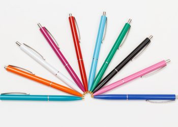 Długopis reklamowy – klasyczny, ale czy nadal skuteczny? Popularny gadżet pod lupą