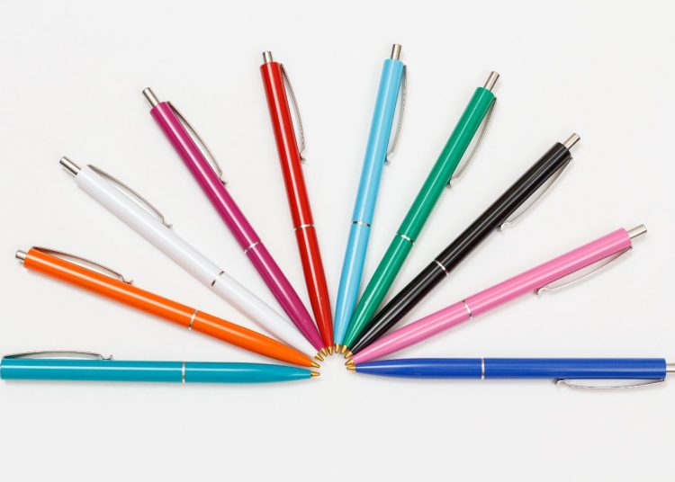 Długopis reklamowy – klasyczny, ale czy nadal skuteczny? Popularny gadżet pod lupą