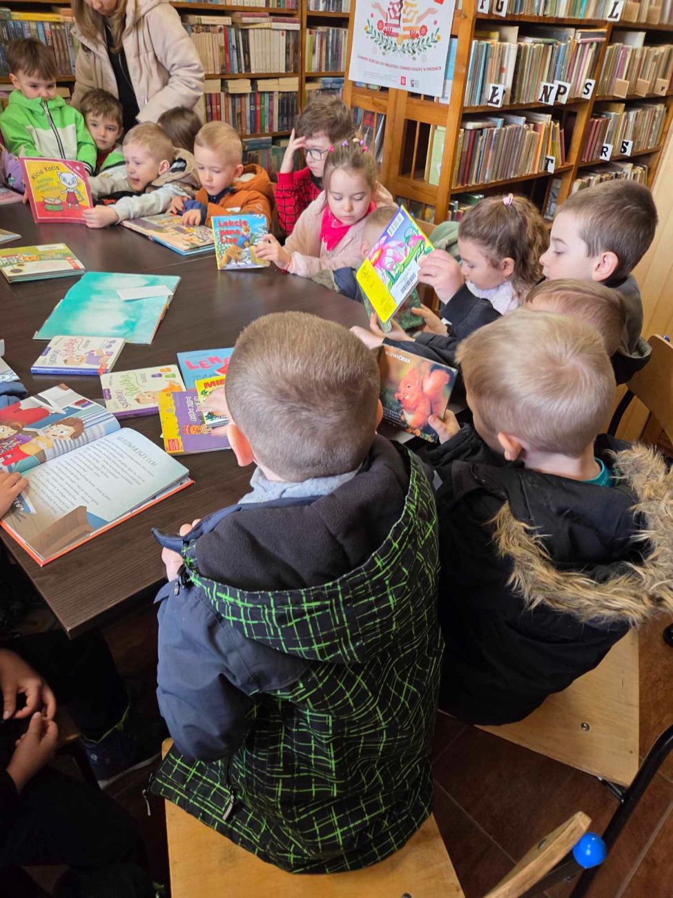 Przedszkolaki w młodojewskiej bibliotece