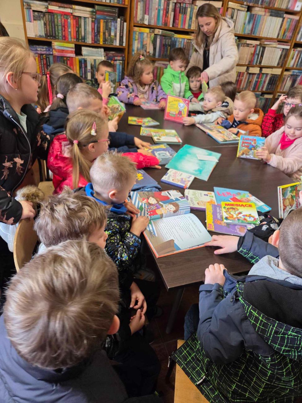 Przedszkolaki w młodojewskiej bibliotece
