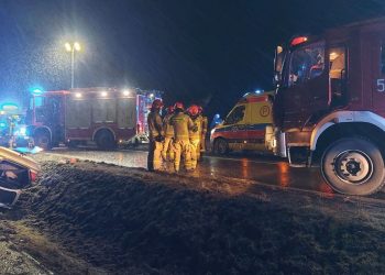 Byli uwięzieni w samochodzie