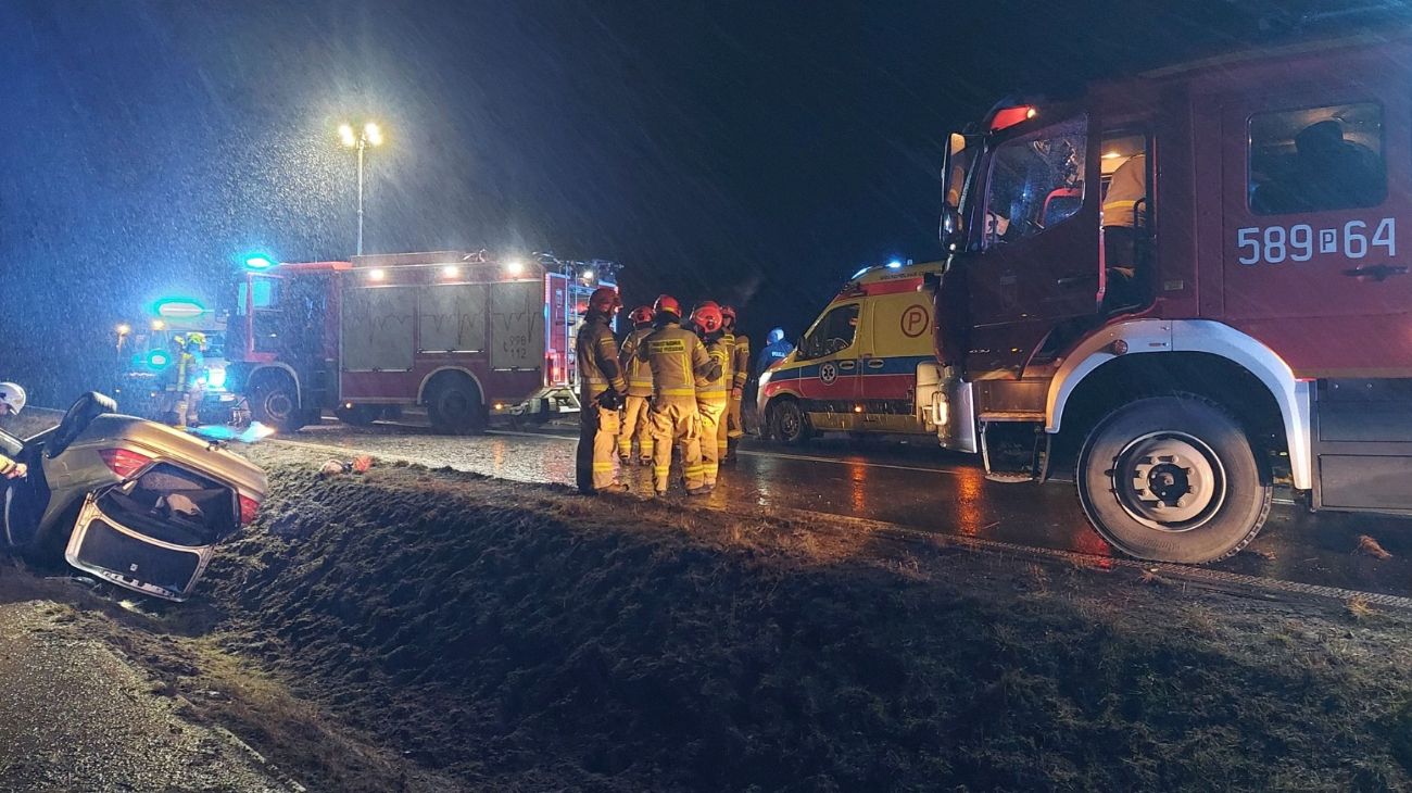 Byli uwięzieni w samochodzie