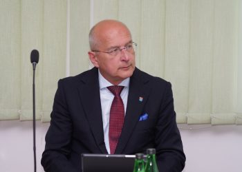 Pisze o „sprawczości” władz powiatu. „To przecież koledzy zarządu rządzą”