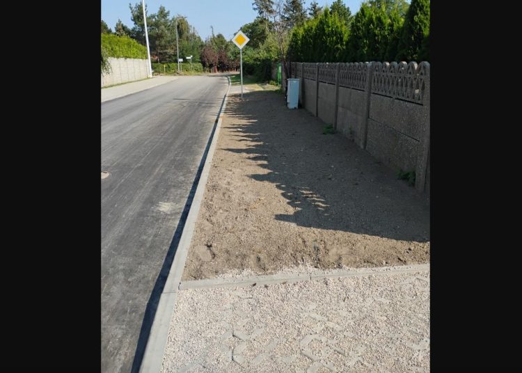 Zabrakło materiału czy pomysłu? „Aż prosi się, żeby położyć tam chodnik”