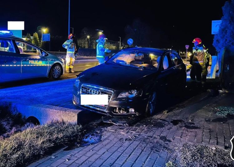 Wypadł z drogi. W nocy groźnie było na Poznańskiej