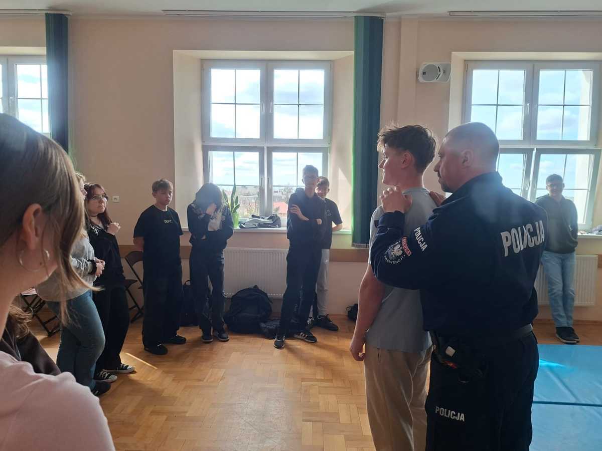 Radził, jak zachowywać się w kryzysowych sytuacjach