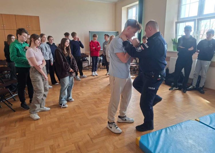 Radził, jak zachowywać się w kryzysowych sytuacjach