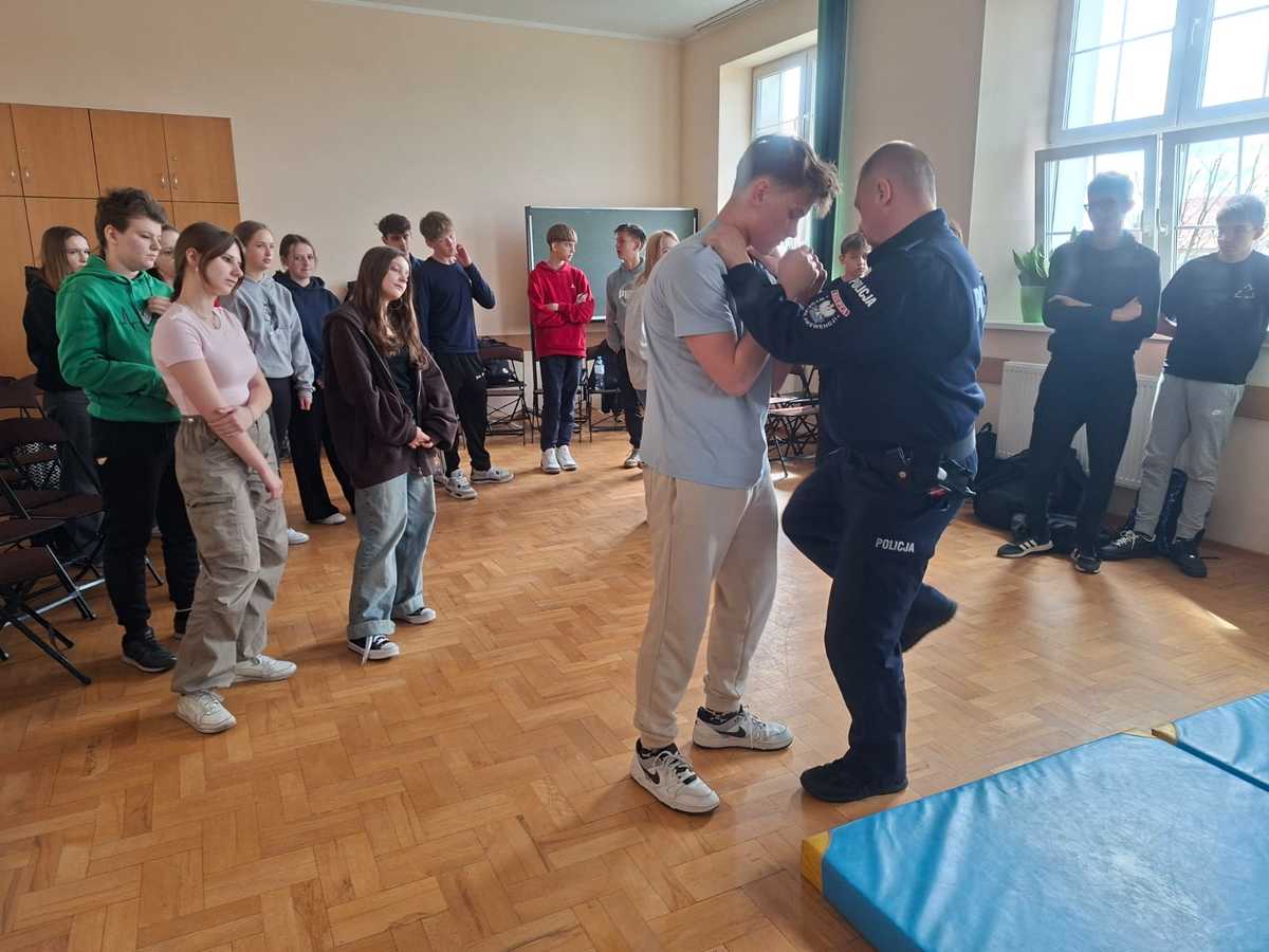 Radził, jak zachowywać się w kryzysowych sytuacjach