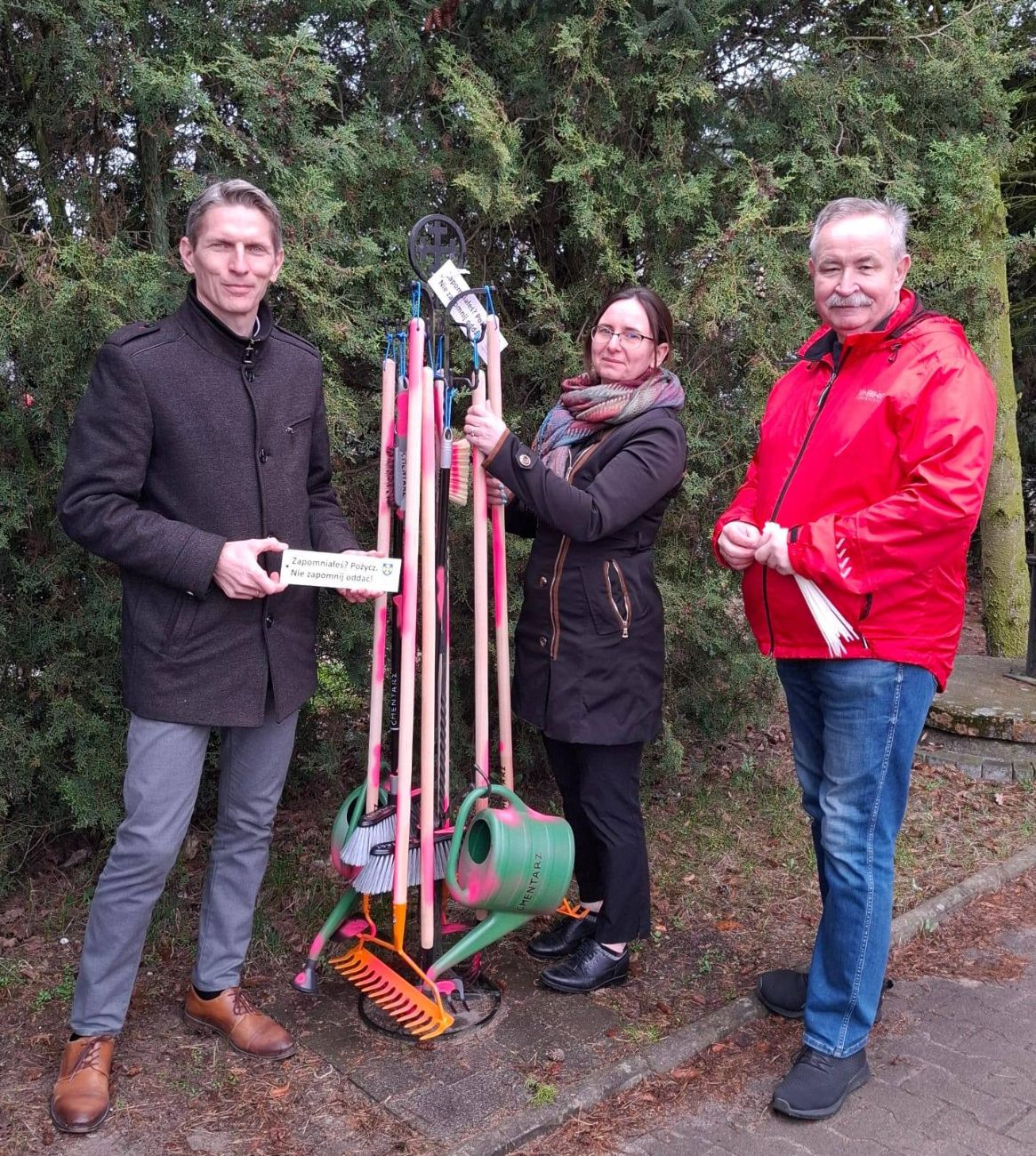 Na cmentarzu znowu pojawiły się narzędzia