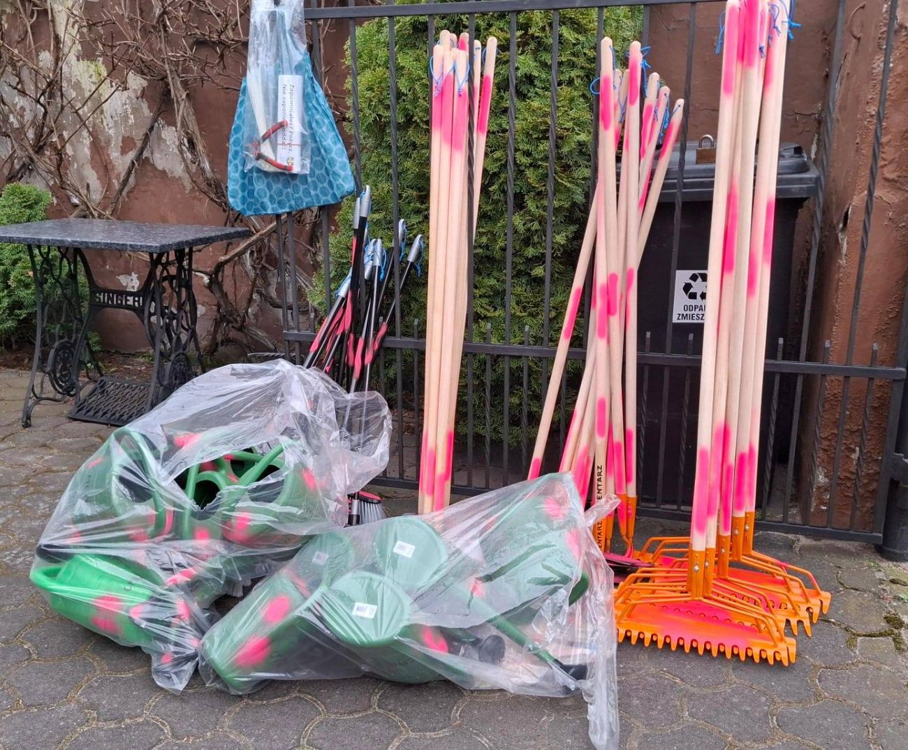 Na cmentarzu znowu pojawiły się narzędzia