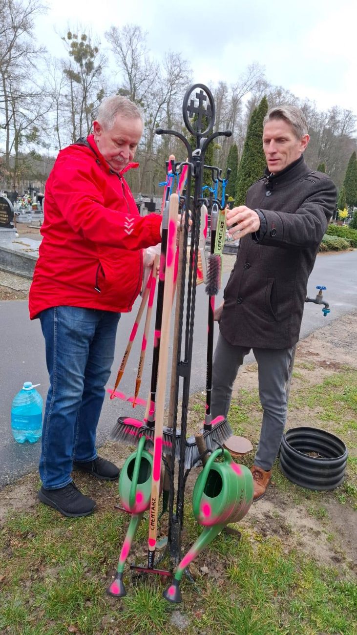 Na cmentarzu znowu pojawiły się narzędzia