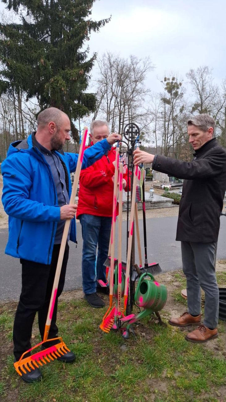 Na cmentarzu znowu pojawiły się narzędzia