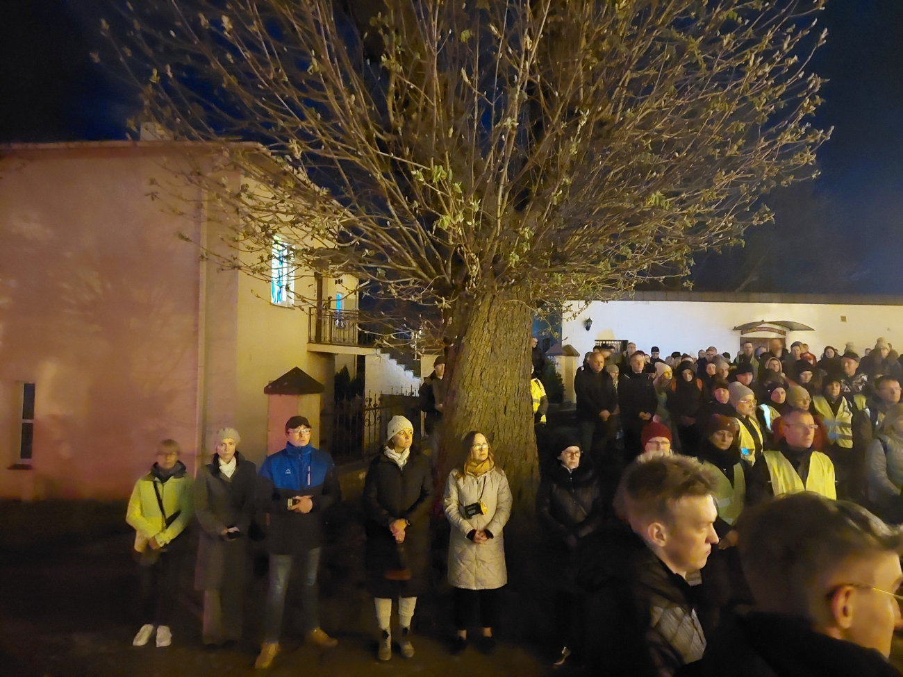 Zimno ich nie odstraszyło. Tłum wiernych na Drodze Krzyżowej wokół jeziora