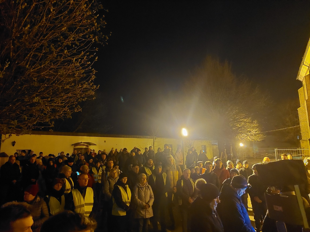 Zimno ich nie odstraszyło. Tłum wiernych na Drodze Krzyżowej wokół jeziora