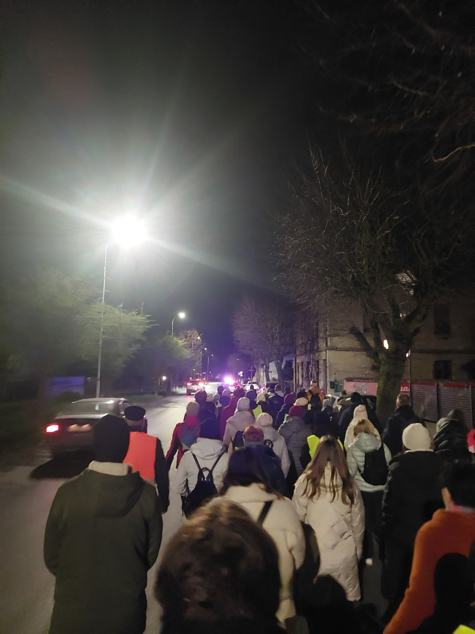 Zimno ich nie odstraszyło. Tłum wiernych na Drodze Krzyżowej wokół jeziora