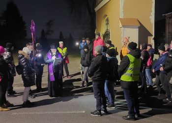 Zimno ich nie odstraszyło. Tłum wiernych na Drodze Krzyżowej wokół jeziora