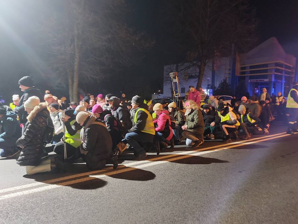 Zimno ich nie odstraszyło. Tłum wiernych na Drodze Krzyżowej wokół jeziora