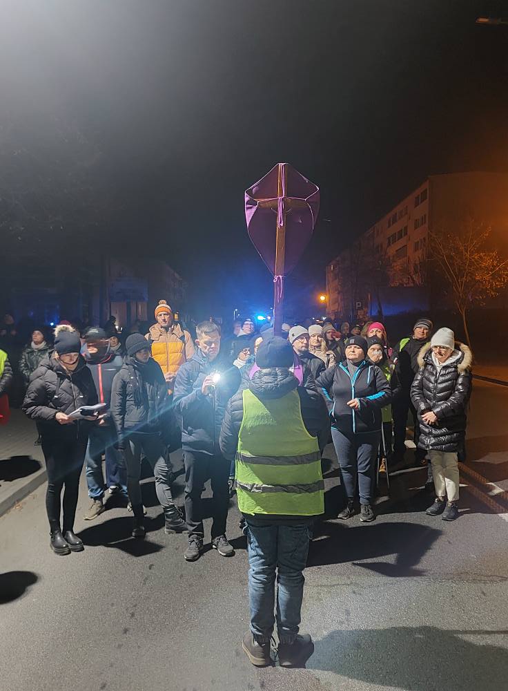 Zimno ich nie odstraszyło. Tłum wiernych na Drodze Krzyżowej wokół jeziora