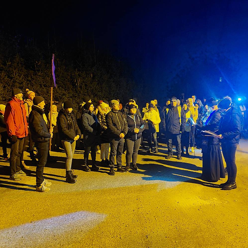 Zimno ich nie odstraszyło. Tłum wiernych na Drodze Krzyżowej wokół jeziora