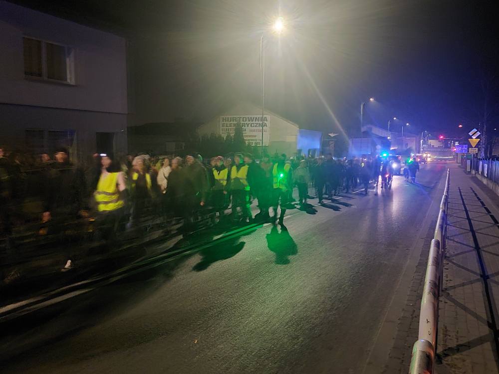 Zimno ich nie odstraszyło. Tłum wiernych na Drodze Krzyżowej wokół jeziora