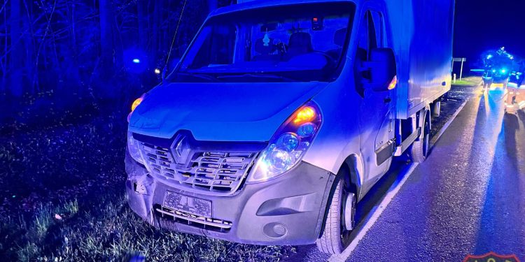 Kolizja przed północą. Dwa auta zderzyły się w Kunowie