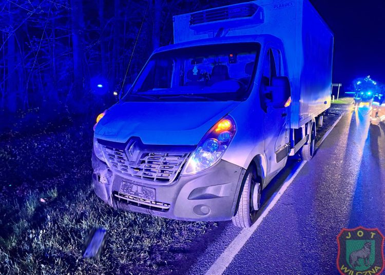 Kolizja przed północą. Dwa auta zderzyły się w Kunowie