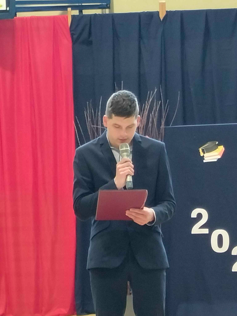 Absolwenci ze Strzałkowa pożegnali się ze szkołą ZDJĘCIA