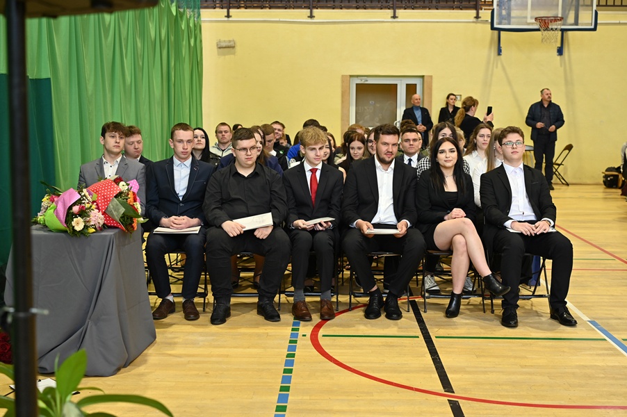 Absolwenci ze Strzałkowa pożegnali się ze szkołą ZDJĘCIA