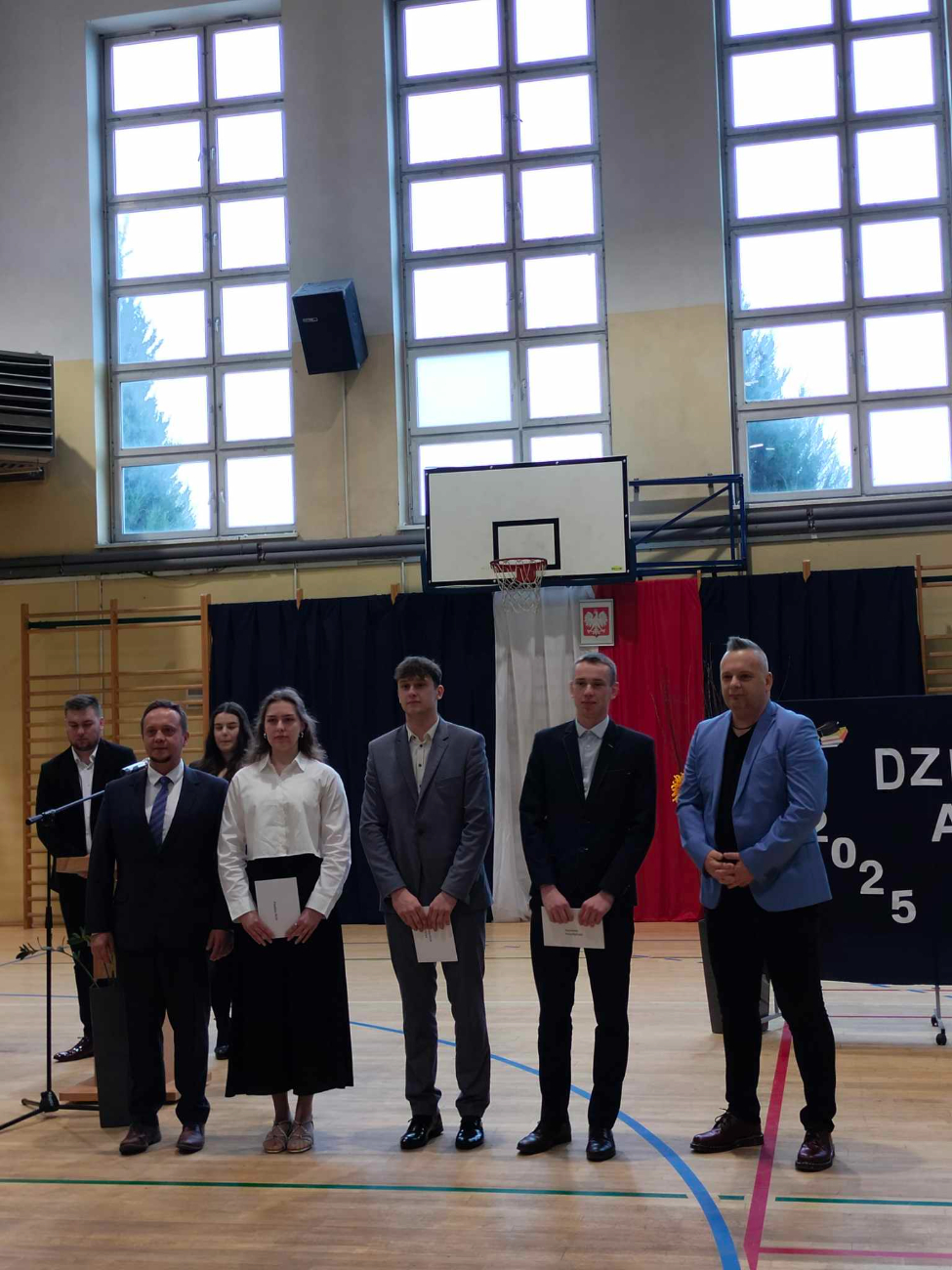 Absolwenci ze Strzałkowa pożegnali się ze szkołą ZDJĘCIA