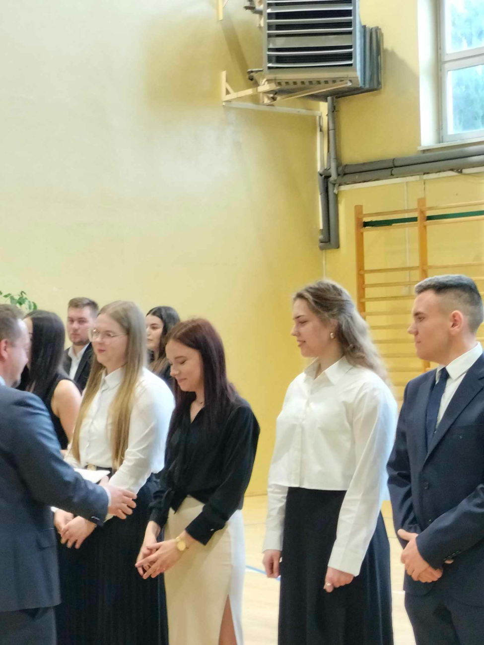 Absolwenci ze Strzałkowa pożegnali się ze szkołą ZDJĘCIA