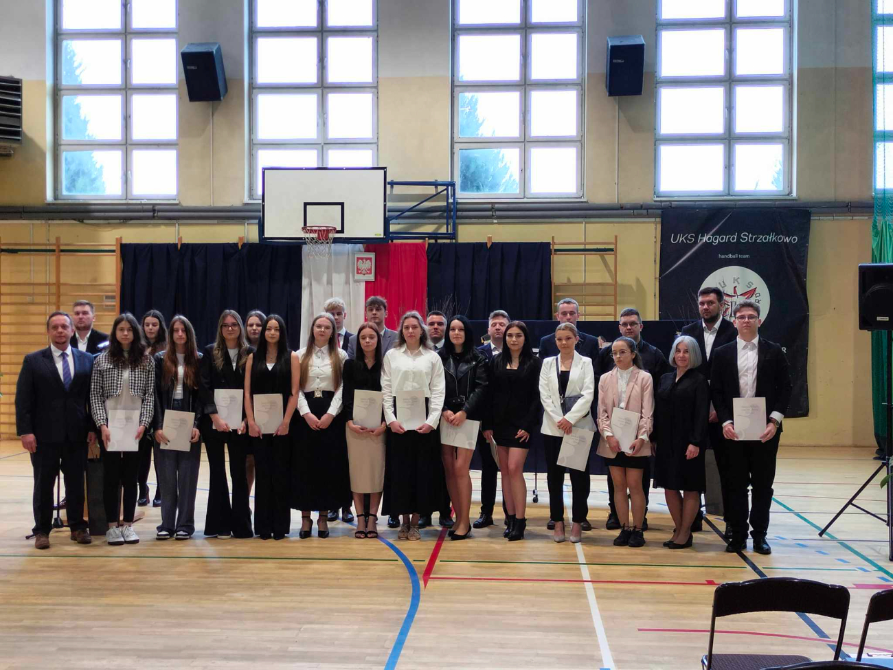 Absolwenci ze Strzałkowa pożegnali się ze szkołą ZDJĘCIA