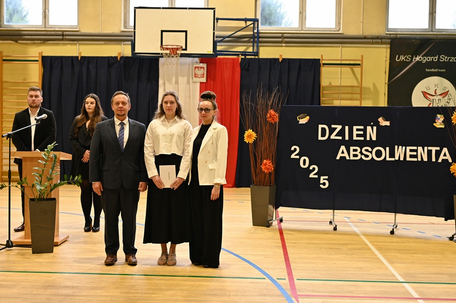 Absolwenci ze Strzałkowa pożegnali się ze szkołą ZDJĘCIA