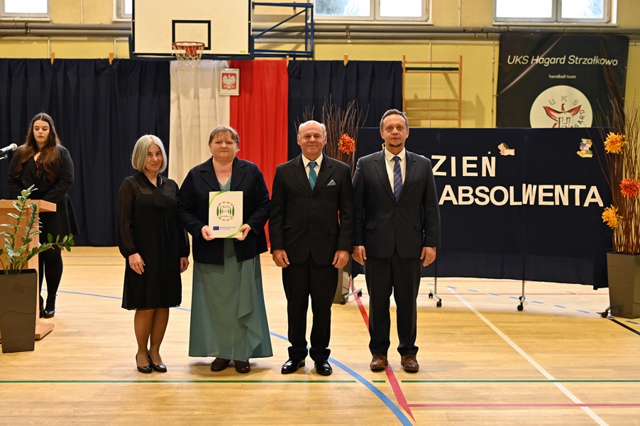 Absolwenci ze Strzałkowa pożegnali się ze szkołą ZDJĘCIA