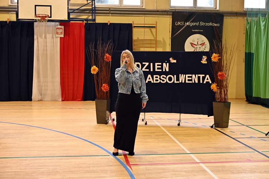 Absolwenci ze Strzałkowa pożegnali się ze szkołą ZDJĘCIA