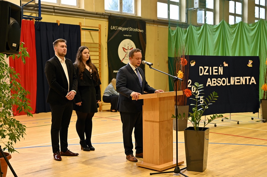 Absolwenci ze Strzałkowa pożegnali się ze szkołą ZDJĘCIA
