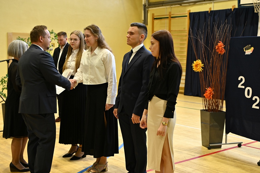 Absolwenci ze Strzałkowa pożegnali się ze szkołą ZDJĘCIA