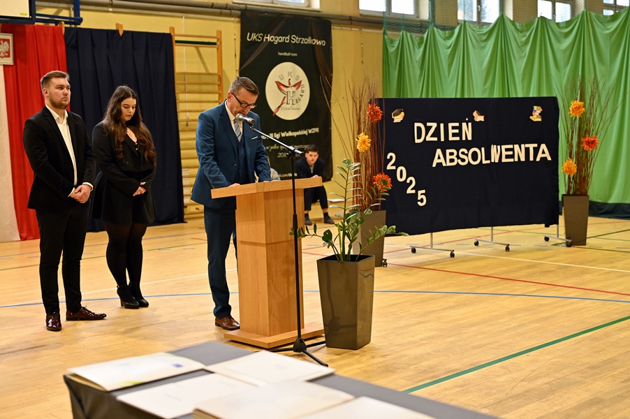 Absolwenci ze Strzałkowa pożegnali się ze szkołą ZDJĘCIA