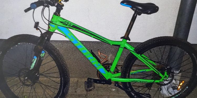 Jechał kradzionym rowerem. Miał narkotyki i nielegalną amunicję