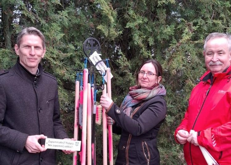 Na cmentarzu znowu pojawiły się narzędzia