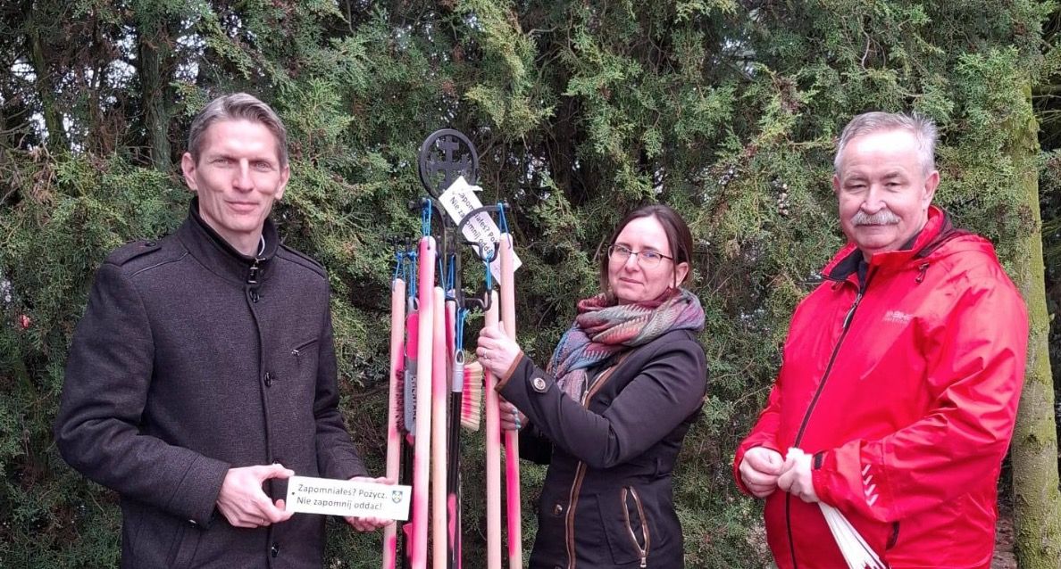 Na cmentarzu znowu pojawiły się narzędzia