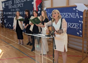 Tak gra i śpiewa pani dyrektor. Zobacz i posłuchaj