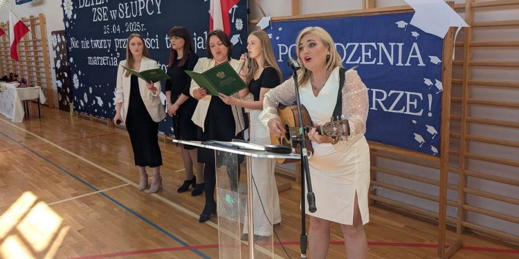 Tak gra i śpiewa pani dyrektor. Zobacz i posłuchaj