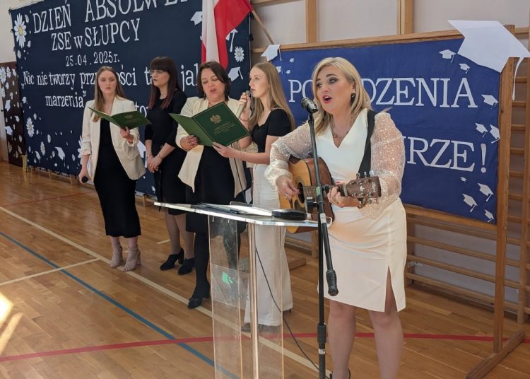 Tak gra i śpiewa pani dyrektor. Zobacz i posłuchaj